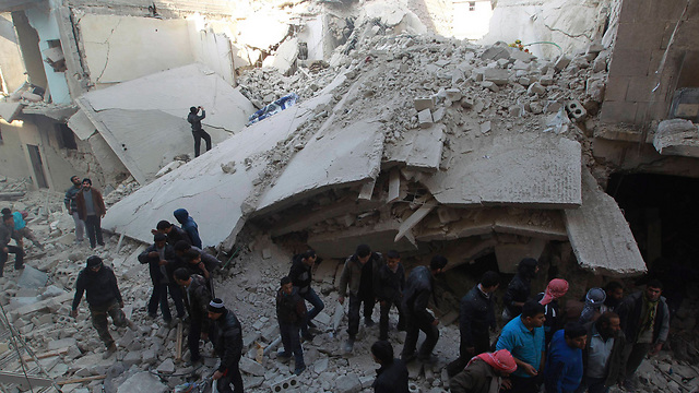 תוצאות התקפת חיל האוויר הסורי בעיר חלב (צילום: רויטרס) (צילום: רויטרס)