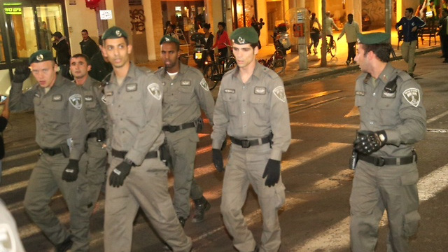 שוטרים בכפפות עור מול המסתננים  (צילום: מוטי קמחי) (צילום: מוטי קמחי)