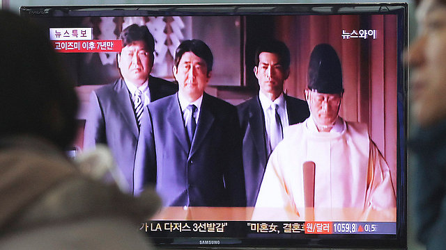 סיקור ביקורו השנוי במחלוקת של ראש הממשלה היפני בתקשורת הדרום קוריאנית (צילום: AP) (צילום: AP)