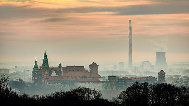 העיר וובל בקרקוב, פולין, לפני זריחה. ברקע תחנת כוח (צילום: Jar.ciurus) (צילום: Jar.ciurus)