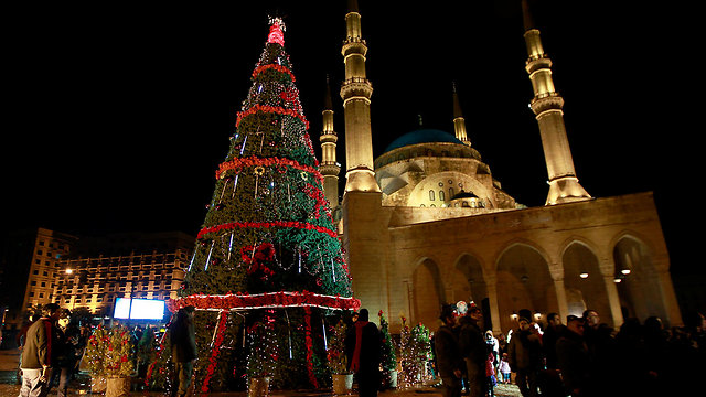 עץ אשוח לרגל חג המולד ליד אחד ממסגדי ביירות (צילום: EPA) (צילום: EPA)