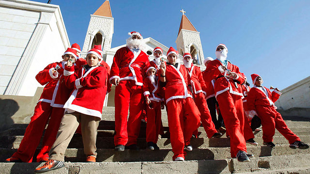 נוצרים חוגגים את חג המולד בביירות (צילום: רויטרס) (צילום: רויטרס)