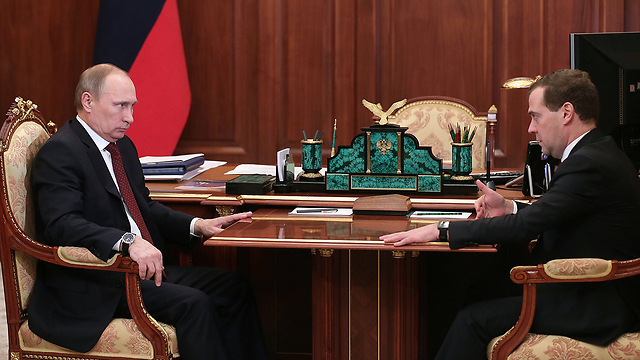 הניסוי של מדבדב (מימין) ספג ביקורת ציבורית ופוטין מבטל אותו (צילום: AFP) (צילום: AFP)