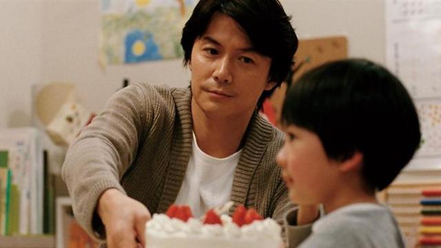 מסהארו פוקויאקמה בתפקיד האב ב"סיפור משפחתי" ()