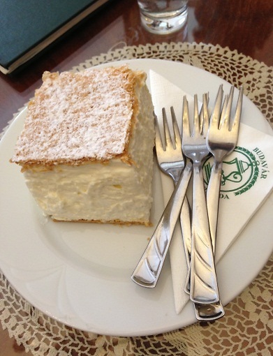 עוגת הקרמשניט של Budavar- Ruszwurm  (צילום: יעל לזר)