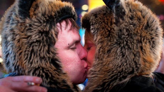 דובה יפה שלי, אם נמשיך להתנשק בסוף נהיה רזים (צילום: AP) (צילום: AP)