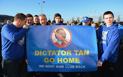 "דיקטטור טאן - לך הביתה". האוהדים במחאה אופיינית (צילום: גטי אימג'ס) (צילום: גטי אימג'ס)