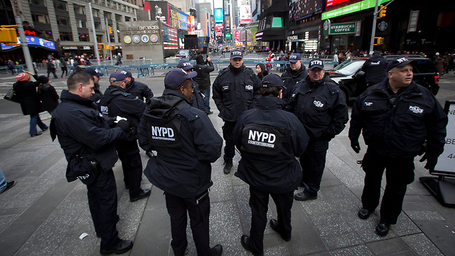 שוטרים נערכים לחגיגות של ניו-יורק (צילום: רויטרס) (צילום: רויטרס)