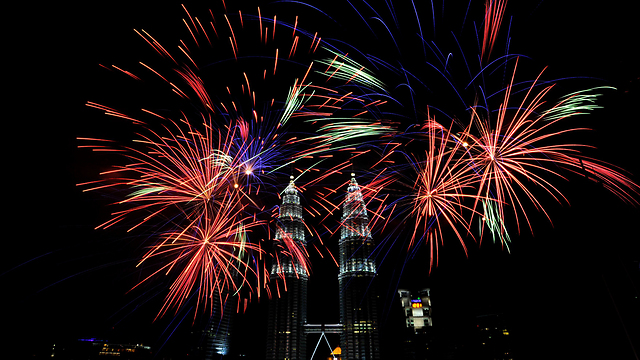 השמיים הצבעוניים של קואלה לומפור, מלזיה (צילום: AFP) (צילום: AFP)