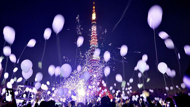 סגול ביפן. חוגגים בבירה טוקיו (צילום: AFP) (צילום: AFP)