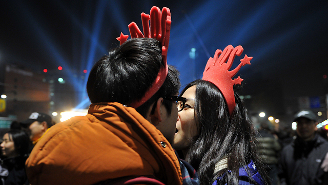 נשיקה של חצות בסיאול, דרום קוריאה (צילום: AFP) (צילום: AFP)