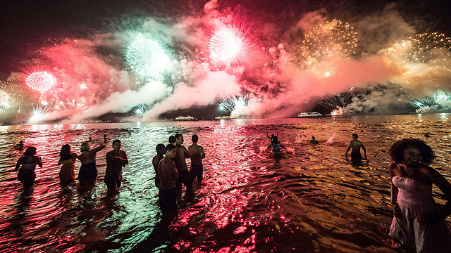 מופע זיקוקים, אש ומים בחוף קופקבנה בברזיל (צילום: AFP) (צילום: AFP)