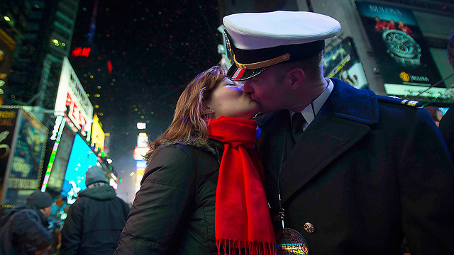 נשיקת חצות בניו יורק (צילום: רויטרס) (צילום: רויטרס)