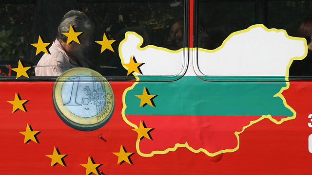 אוטובוס בבולגריה עם מפת המדינה ומטבע האירו (צילום: AP) (צילום: AP)