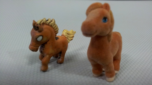 מימין. סוס צעצוע פרוותי. משמאל. הסוס נטול הפרווה לאחר שחולץ מביאנקה (צילום: ארז ארליכמן) (צילום: ארז ארליכמן)