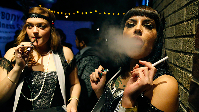 מעשנים בחגיגות השנה האזרחית החדשה בקולורדו                (צילום: AP) (צילום: AP)