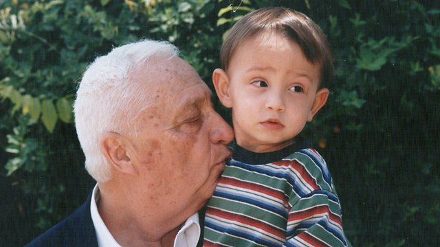 עם נכדו רותם, בתצלום מ-1999 (צילום: שאול גולן) (צילום: שאול גולן)
