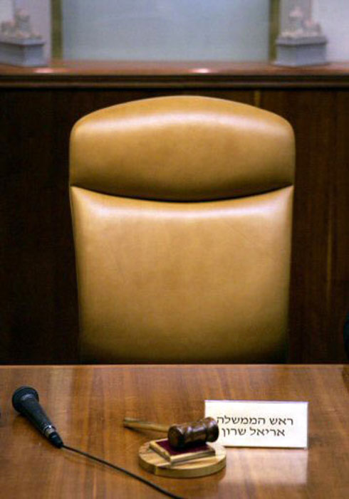 כיסאו של שרון כראש ממשלה התייתם. ינואר 2006 (צילום: איי אף פי) (צילום: איי אף פי)