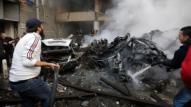 מכונית שעלתה באש מהפיצוץ (צילום: AP) (צילום: AP)