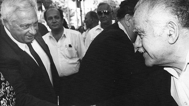 עם יצחק שמיר, ראש הממשלה לשעבר (צילום: שלום בר טל) (צילום: שלום בר טל)