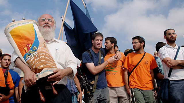 Gush Katif evacuees stage protest a year after the disengagement (Photo: Amir Cohen)