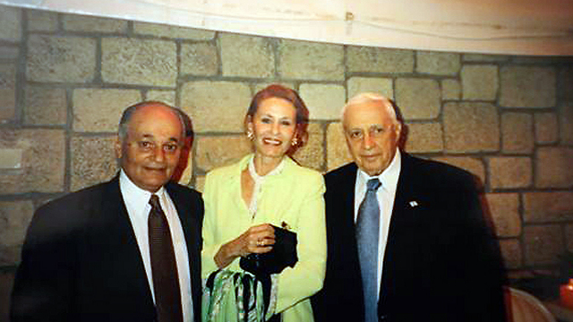 אריאל שרון יחד עם ורדה ואורי דן, פסח 2004 (באדיבות משפחת דן) (באדיבות משפחת דן)