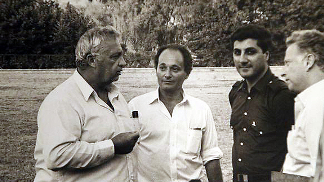 בשיר ג'ומאייל, הנשיא הנבחר של לבנון, אורי דן ושרון. לבנון, תחילת ספטמבר 1982 (באדיבות משפחת דן) (באדיבות משפחת דן)