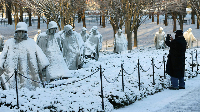 האנדרטה בוושינגטון לזכר לוחמי מלחמת קוריאה הפכה ללבנה (צילום: רויטרס) (צילום: רויטרס)