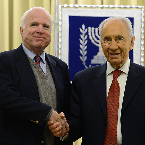 McCain with Shimon Peres (Photo: Kobi Gideon/GPO)