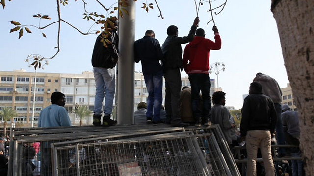 הפגנת מבקשי מקלט בכיכר רבין, בשנה שעברה (צילום: מוטי קמחי) (צילום: מוטי קמחי)