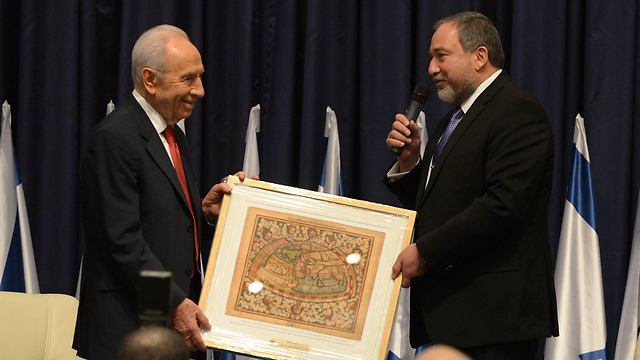 President Shimon Peres and Avigdor Lieberman in a diplomats' meeting (Photo: Mark Neiman, GPO)