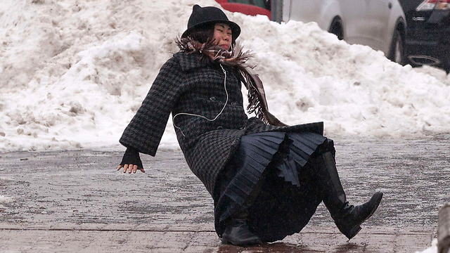 זה לא נעים. אישה במנהטן זכתה לצילום מזכרת משעשע - או כואב - מימי הקור (צילום: רויטרס) (צילום: רויטרס)