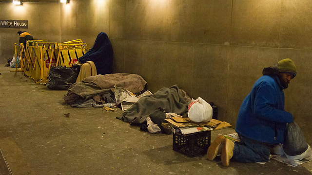 חסרי בית תופסים מחסה במטרו בוושינגטון הבירה (צילום: AFP) (צילום: AFP)