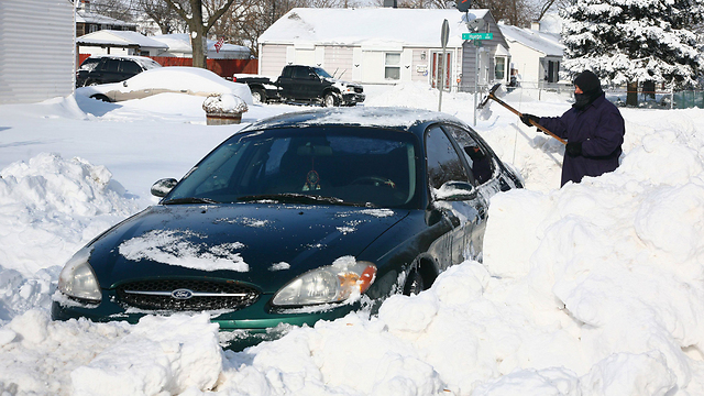 שעתיים וחצי עברו עד שהשלג פונה מהמכונית הזו בשיקגו (צילום: MCT) (צילום: MCT)