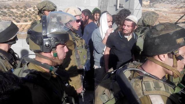 The settlers' arrest in Qusra (Photo: Zacharia Sadah, Rabbis for Human Rights) (Photo: Zacharia Sadah, Rabbis for Human Rights)