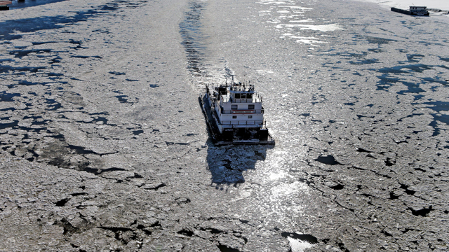 קרח שהצטבר מרוב קור על נהר המיסיסיפי (צילום: AP) (צילום: AP)