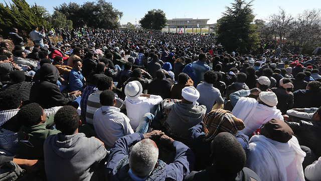 Asylum seekers protest outside Knesset (Photo: Gil Yohanan) (Photo: Gil Yohanan)