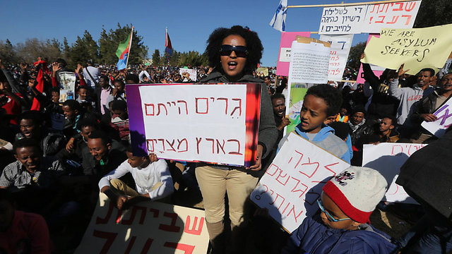 אטימות נוכח סבלם של הזרים. המחאה מול הכנסת  (צילום: גיל יוחנן) (צילום: גיל יוחנן)