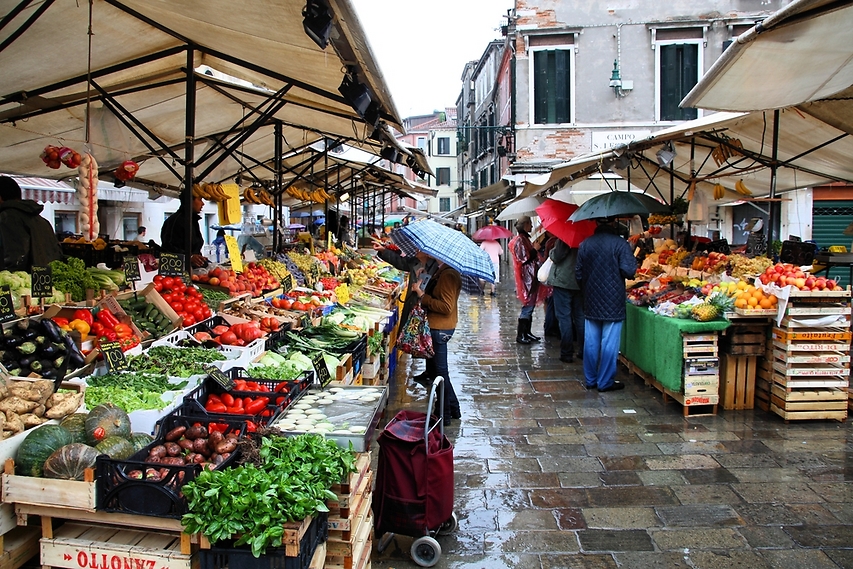 בשווקים שם מוכרים ארטישוקים קלופים. איטליה (צילום: shutterstock)