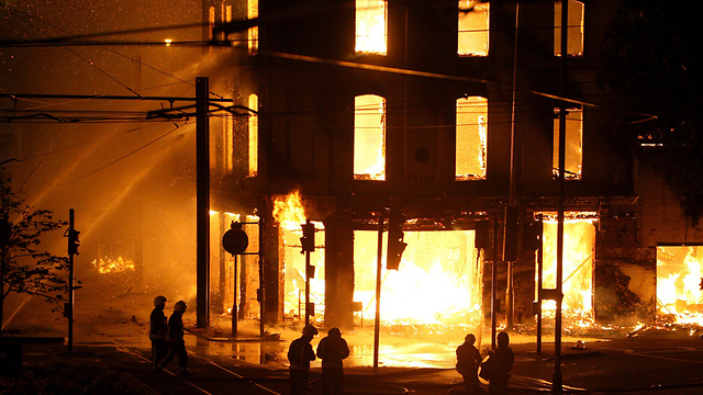בניין עולה באש בלונדון (צילום: MCT) (צילום: MCT)