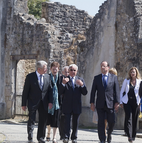 German and French presidents walk through village (Photo: AP)