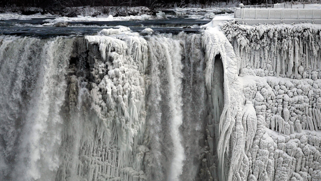 מים בצד האמריקני של מפלי הניאגרה הפכו לקרח (צילום: רויטרס) (צילום: רויטרס)