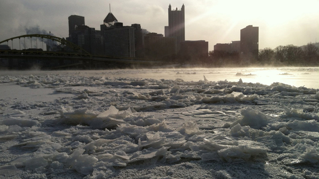 מים שקפאו והפכו לקרח בנהר בפיטסבורג (צילום: MCT) (צילום: MCT)