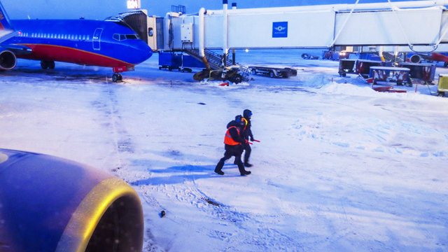 עובדים בנמל התעופה הבינלאומי בשיקגו, אילינוי. הקרח לא חס על מסלולי ההמראה והנחיתה (צילום: EPA) (צילום: EPA)
