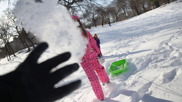 זורקים קרח בסנטרל פארק בניו יורק (צילום: AFP) (צילום: AFP)
