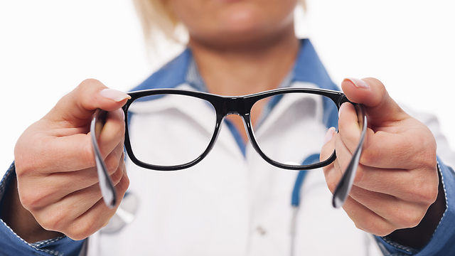 מומלץ לעבור בדיקה שגרתית אצל רופא העיניים אחת לשנה (צילום: shutterstock) (צילום: shutterstock)