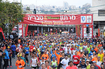 2,000 משתתפים מ-22 מדינות. מרתון טבריה (צילום: אפי שריר) (צילום: אפי שריר)