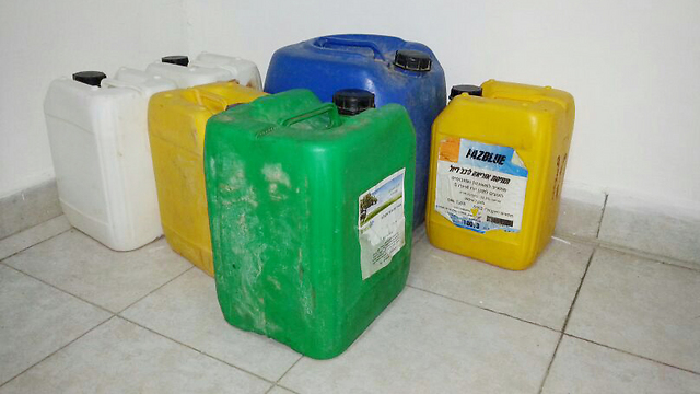 מכלי החומר הדליק שנתפסו ברשות החשודים (צילום: באדיבות משטרת ישראל) (צילום: באדיבות משטרת ישראל)