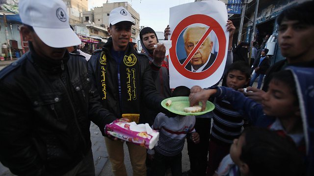 Gazans celebrating Sharon's death (Photo: Reuters)