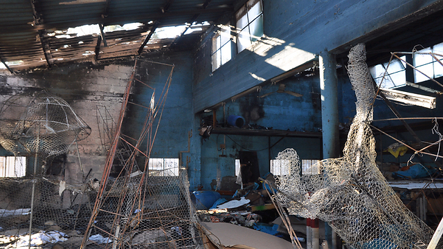 המחסן העירוני ומכוניתו של אביטן אחרי ההצתה (צילום: ג'ורג' גינסברג) (צילום: ג'ורג' גינסברג)